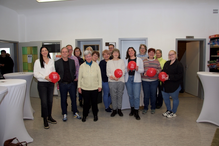 Das Team der Glockestubb mit Sozialdezernentin Anja Pfeiffer beim Neujahrsempfang Mitte Januar. Direkt neben ihr Peter Lehmann. © Caritas