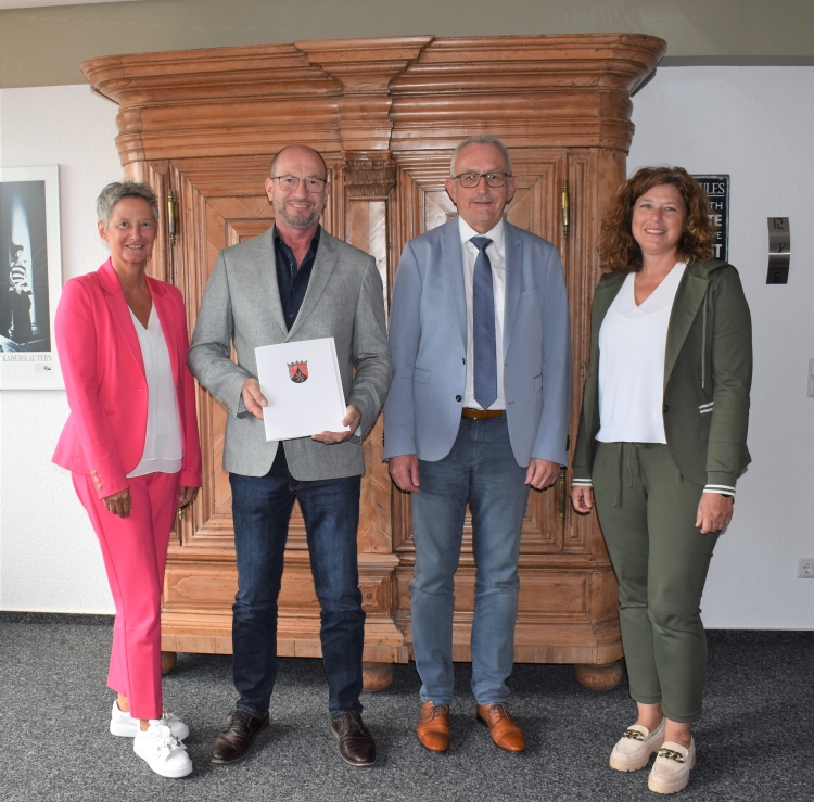 Bürgermeisterin Beate Kimmel (1.v.l.) gratuliert Werner Schmidt (2.v.l.) im Beisein von Rainer Wirth (2.v.r.) und Karin Woll (1.v.r.) zum Dienstjubiläum.  © Stadt Kaiserslautern