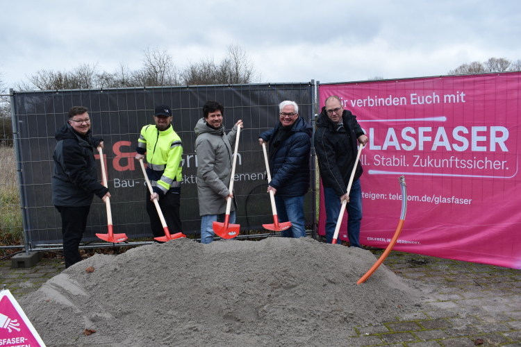 Die Beteiligten beim symbolischen Spatenstich auf dem Gelände der Firma Grimm im Wartenberger Weg, die für die Telekom die Leitungen verlegen wird. © Stadt Kaiserslautern