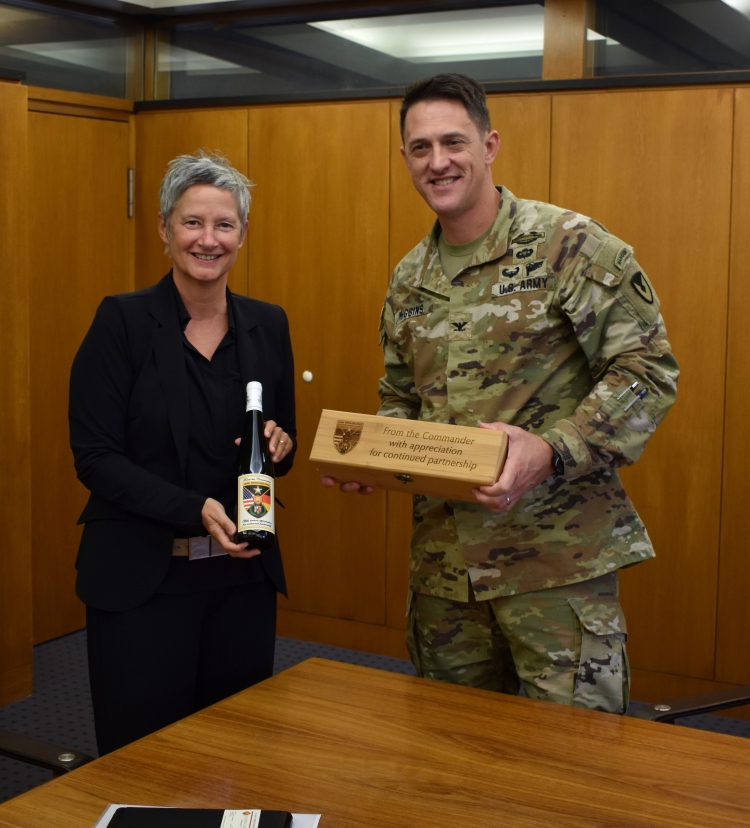 Col. Higgins überreichte am Ende seines Besuchs der Oberbürgermeisterin ein kleines Präsent. © Stadt Kaiserslautern