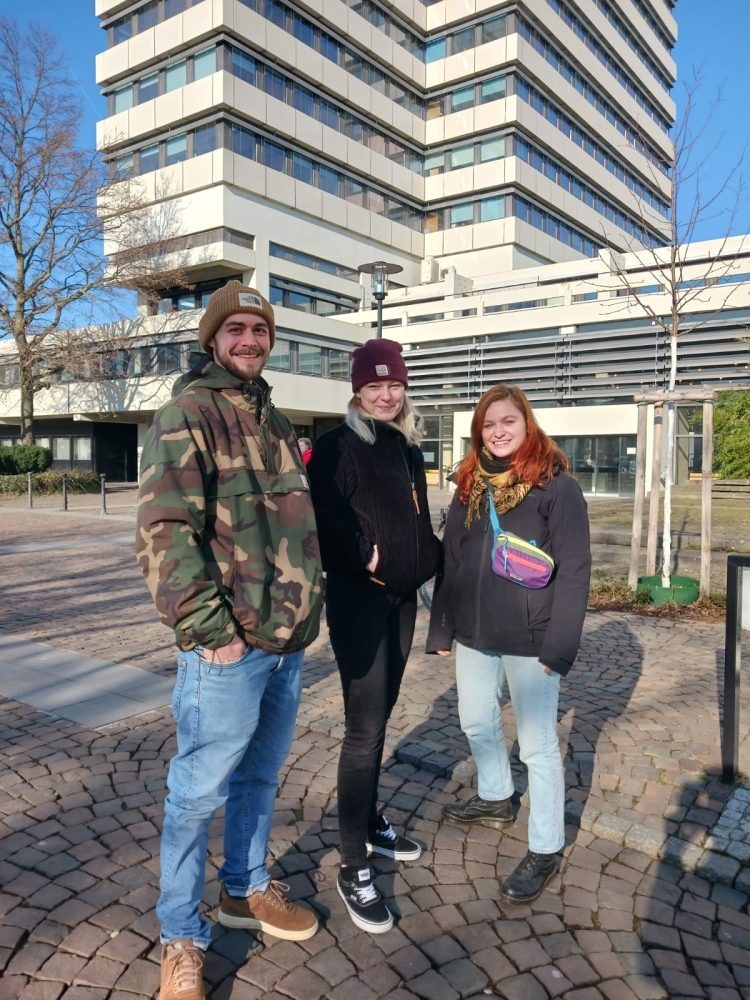 Auf dem Bild sind Tim Lessmeister und seine neuen Kolleginnen Eva Appel und Lara Bilan vor dem Rathaus zu sehen. © Stadt Kaiserslautern