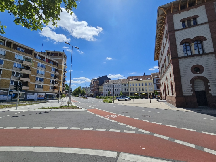 Blick vom Bürgersteig Burgstraße über die Kreuzung Martin-Luther-Straße / Spittelstraße in Richtung Osten. Rechts im Bild die Fruchthalle. © Stadt Kaiserslautern