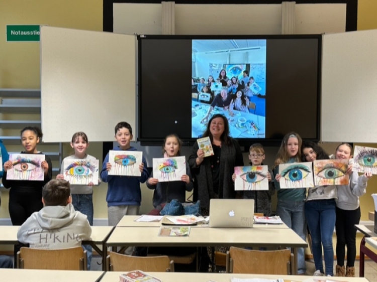 Stolze Nachwuchstalente: Schülerinnen und Schüler der vierten Klasse der Stiftswaldschule bei der Literaturwerkstatt mit Christina Bacher. © Christina Bacher