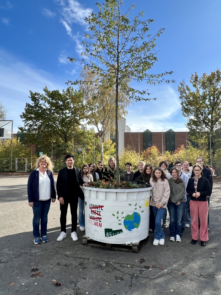 Manuel Steinbrenner stellt das RB-Green-Konzept für die nachhaltige Umgestaltung des Schulhofes vor

 © Stadt Kaiserslautern