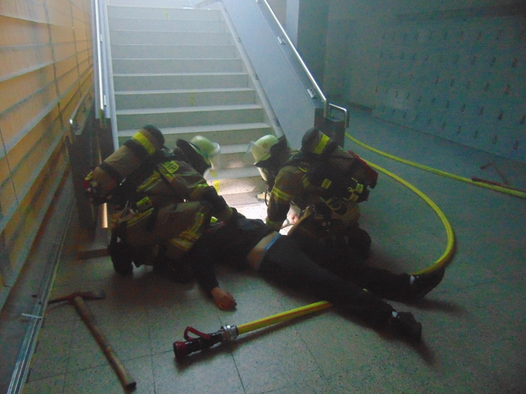 Die Bergung von Verletzten im verrauchten Gebäude war wesentlicher Teil der Übung. © Feuerwehr Kaiserslautern