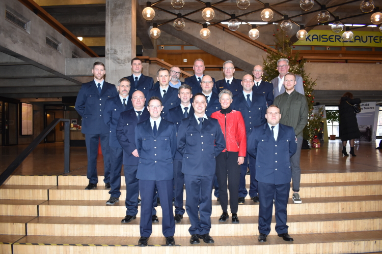 Die 13 Feuerwehrmänner, die heute etwas zu feiern hatten, mit OB Beate Kimmel, Michael Andes und Thomas Höhne auf der Treppe im Foyer des Rathauses. Ebenfalls im Bild sind Christian Staab und Gabriel-Yannik Mey vom Personalreferat der Stadt. © Stadt Kaiserslautern