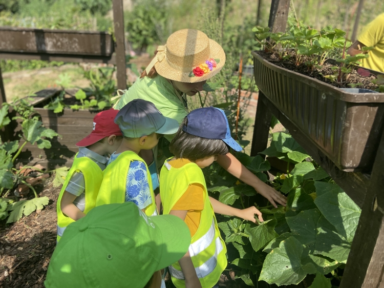 Drei Kinder und eine Betreuerin im Garten der Galappmühle. © Kita Betzenberg