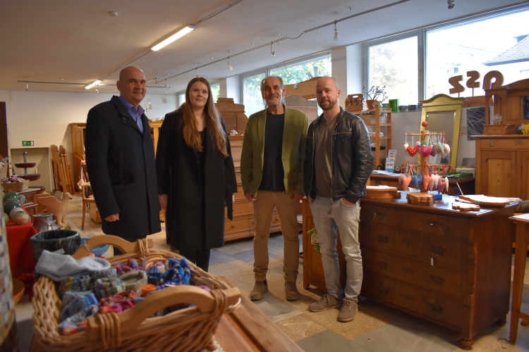 Manfred Schulz, Frauke Neugebauer und Willi Schattner (v.l.) beim Abschluss des Rundgangs im Möbelladen des ASZ. Ebenfalls mit dabei war Johannes Walther, der in der Wohnraumvermittlung für Geflüchtete tätig ist.  © Stadt Kaiserslautern