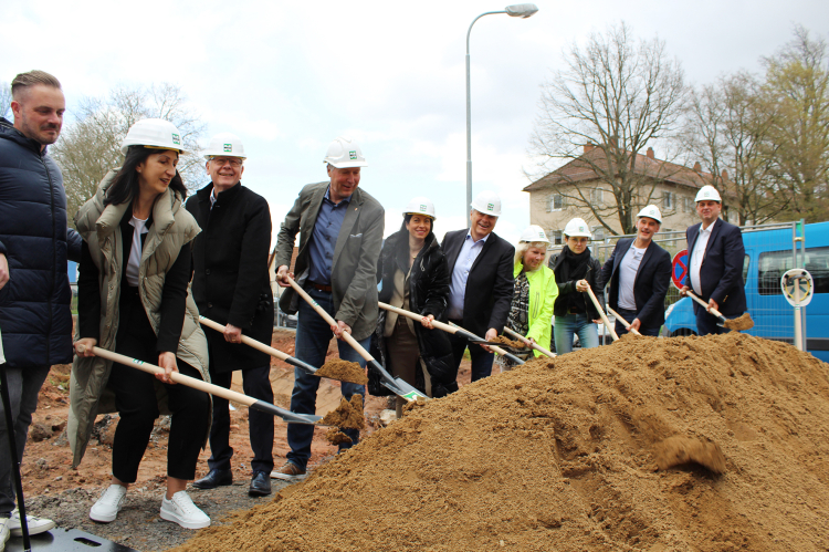 Mit einem symbolischen Spatenstich wurde am Donnerstag der Neubau des Wohnblocks eingeläutet. © Bau AG