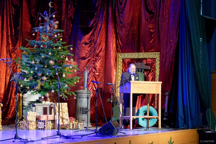 Ortsvorsteher Paul-Peter Götz begrüßte die Gäste zur Seniorenweihnachtsfeier mit buntem Bühnenprogramm und toller Weihnachtsdeko in der Kreuzsteinhalle.  © Sandra Faß