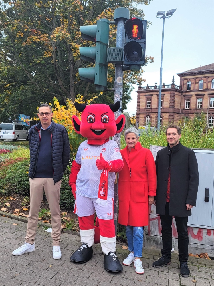 V.l.: Stefan Roßkopf, Leiter der Unternehmenskommunikation des 1. FC Kaiserslautern, Betzi, Oberbürgermeisterin Beate Kimmel und Marc Herzer, Geschäftsführer der HCP Grauwild GmbH, freuen sich über das erste besondere Ampelmännchen in Kaiserslautern. © Stadt Kaiserslautern