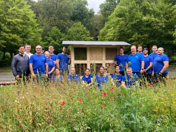 Das neue Insektenhotel mit den Corning-Azubis sowie den Beteiligten von Stadt und NABU. © Stadt Kaiserslautern