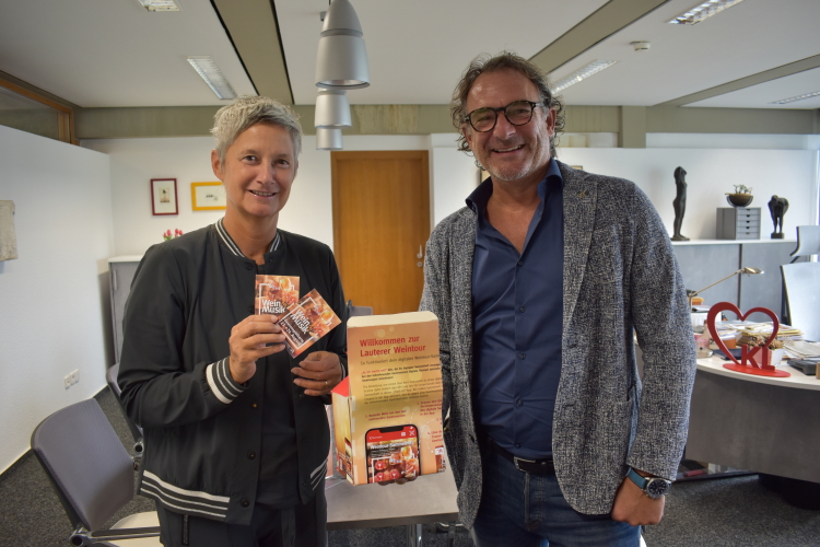 Beate Kimmel und Alexander Heß mit der Kiste mit den Gutscheinkarten im Dienstzimmer der Oberbürgermeisterin. © Stadt Kaiserslautern