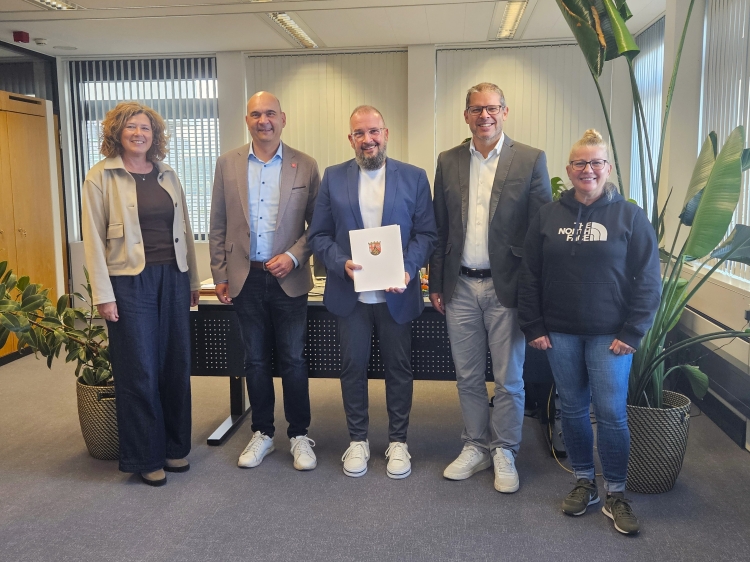Jubilar Patrick Bur (Mitte) im Kreise seiner Gratulantinnen und Gratulanten: Karin Woll, Bürgermeister Manfred Schulz (v.l.), Carmen Markx und Raphael Mader (v.r.). © Stadt Kaiserslautern