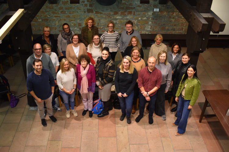 Die Grundschulleiterinnen und -leiter gemeinsam mit Schuldezernentin Anja Pfeiffer (1.v.r.) und Wolfgang Ernst, Direktor des Referats Schulen, (hintere Reihe, 1.v.r.) in der Scheune des Theodor-Zink-Museums. © Stadt Kaiserslautern