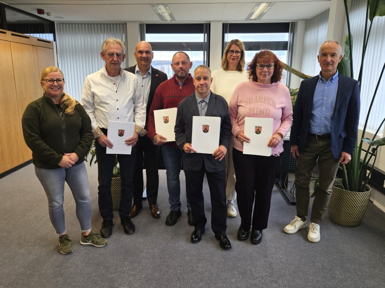 Die Jubilare mit ihren Urkunden: (v.l.) Markus Reisel, Alexander Neubauer, Matthias Pitz und Christine Brendamour. Carmen Markx vom Personalrat, Bürgermeister Manfred Schulz, Werkleiterin Andrea Buchloh-Adler und Personalreferatsleiter Wolfgang Mayer (v.l.) überbrachten ihre Glückwünsche. © Stadt Kaiserslautern