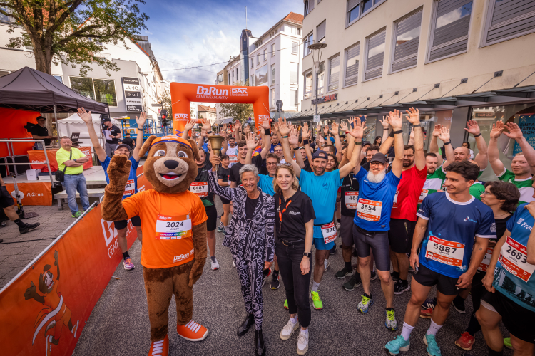 Beate Kimmel mit der Startglocke und B2Run-Managerin Johanna Menke kurz vor dem Start. © B2Run