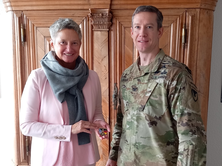 Beate Kimmel und Col. Furman im Dienstzimmer der OB. In ihrer Hand hält Beate Kimmel das Abzeichen, das sie als Geschenk erhalten hat. © Stadt Kaiserslautern