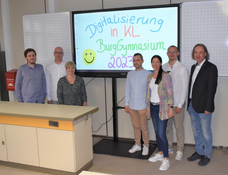 Das Digitalisierungsteam des Schulreferats präsentierte dem stellvertretenden Referatsleiter Markus Matheis (2.v.l.) und Schuldezernentin Anja Pfeiffer beim Besuch im BurgGymnasium die neuen Tafeln. Rechts Schulleiter Rüdiger Schneble. © Stadt Kaiserslautern