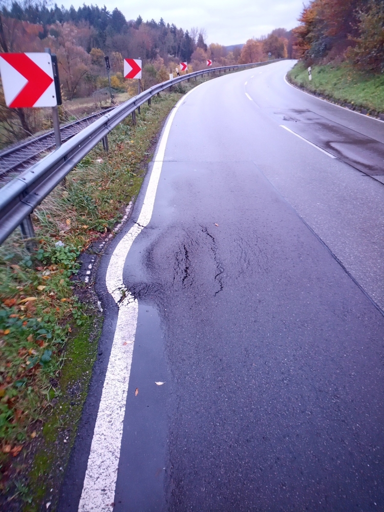 Fahrbahnreparaturen auf der K 12 zwischen Kaiserslautern und Otterbach in Höhe der Kläranlage notwendig. © Stadtbildpflege Kaiserslautern