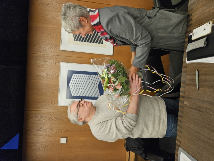 OB Beate Kimmel überreichte dem frisch gewählten Beiratsvorsitzenden Ali Bayar einen Blumenstrauß. © Stadt Kaiserslautern