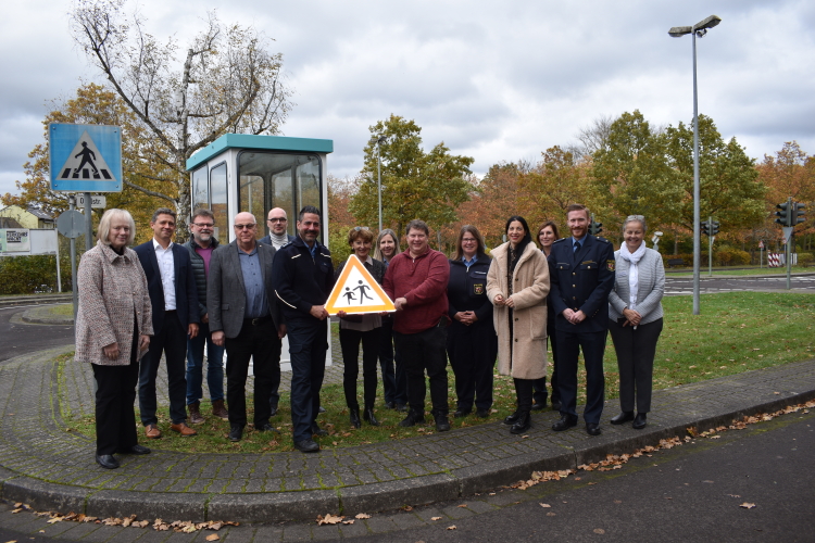 Die Verantwortlichen von Stadt, Polizei, Verkehrswacht und Kinderunfallkommission trafen sich am Mittwoch zur internen 30-Jahr-Feier. Das Schild war ein Geburtstagsgeschenk der Kinderunfallkommission. © Stadt Kaiserslautern