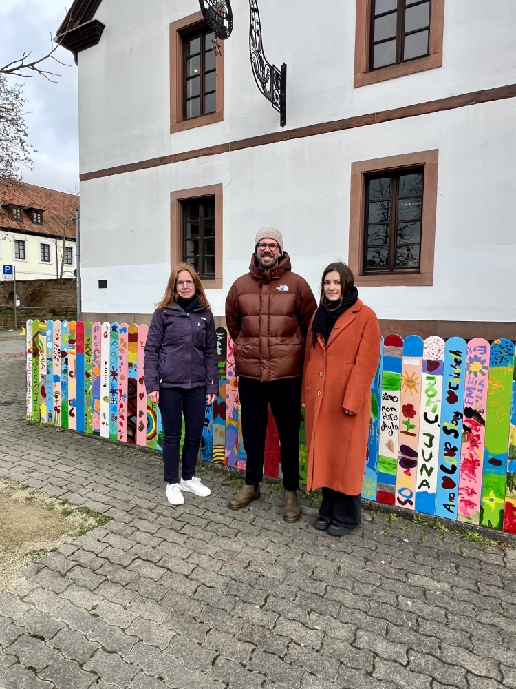 Marco Zettl mit seinen Mitarbeiterinnen Lynn Schelisch (links) und Oksana Muzyka (rechts)  © Stadt Kaiserslautern