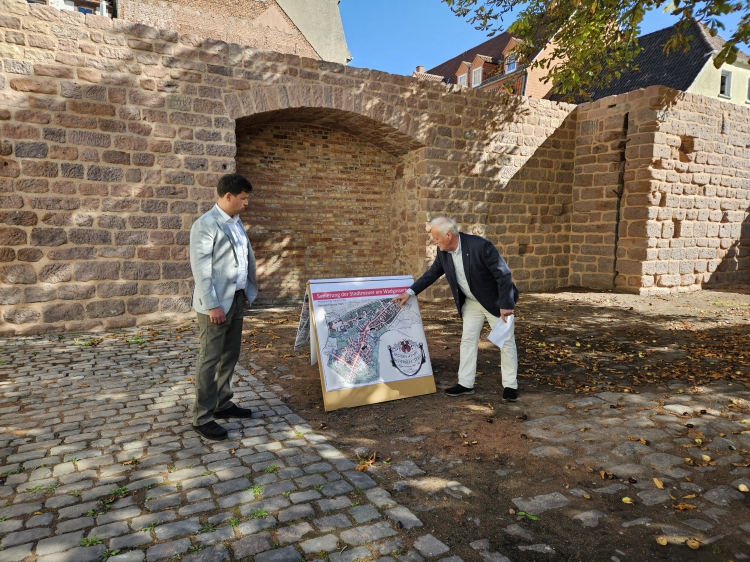 Baudezernent Manuel Steinbrenner und Klaus Meckler vor der neu sanierten Stadtmauer. Klaus Meckler erläutert das Vorgehen bei der Projektplanung. © Stadt Kaiserslautern