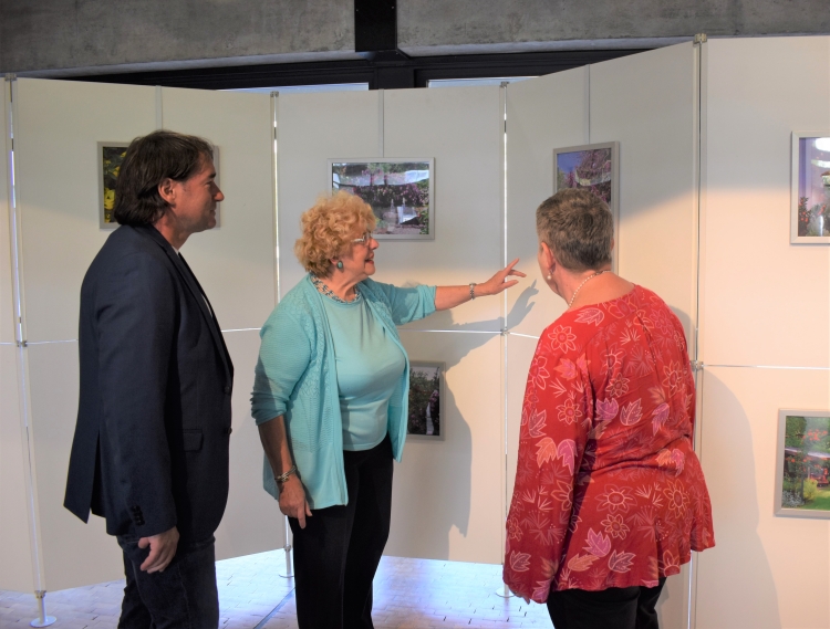 Uta Mayr-Falkenberg führte Referatsleiter Gerhard Prottung und die 2. Vorsitzende des OGV, Beatrix Jung, durch die Ausstellung. © Stadt Kaiserslautern