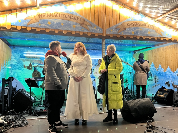 Oberbürgermeisterin Beate Kimmel mit Antenne-Moderator Marco Blechschmidt und dem Lautrer Christkind © Stadt Kaiserslautern 	