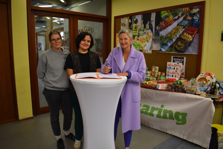 Nora Tantius und Christina Mohrbacher von der foodsharing-Gruppe KL bei der Vertragsunterzeichnung mit Beate Kimmel. © Stadt Kaiserslautern