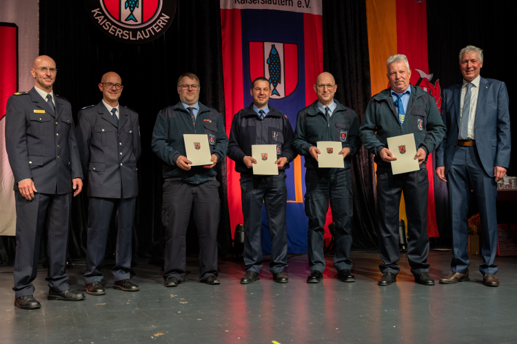 Das Foto zeigt von links nach rechts Referatsleiter Dr. Thomas Höhne, Martin Gugel, Stabstellenleiter Freiwillige Feuerwehr, Michael Schilling, Ehrung 35 Jahre, Björn Blätz, Ehrung 35 Jahre, Markus Rödler, Ehrung 35 Jahre, Walter Reiß, Ehrung 45 Jahre, sowie Peter Kiefer, Dezernent für Feuerwehr und Katastrophenschutz. © Stadt Kaiserslautern