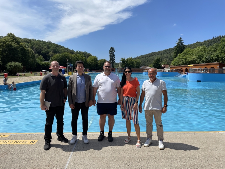 Die beiden Beigeordneten mit Badleiter Klaus Petters (Mitte) und Martin Morawietz von der Sportabteilung (links) beim Besuch in der Waschmühle. Rechts Sportreferatsleiter Ludwig Steiner. © Stadt Kaiserslautern