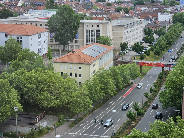 Die Turnhalle des Albert-Schweitzer-Gymnasiums , Blick aus dem 12. Stock des Rathauses.  © Stadt Kaiserslautern