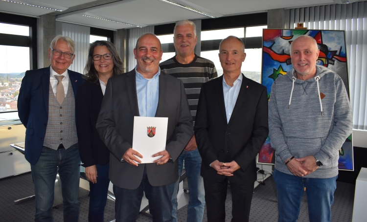 Oberbürgermeister Klaus Weichel, Finanzreferatsleiterin Claudia Toense, Andreas Schmitt, Hans-Jürgen Müller, Personalchef Wolfgang Mayer und Personalratsvorsitzender Peter Schmitt. © Stadt Kaiserslautern