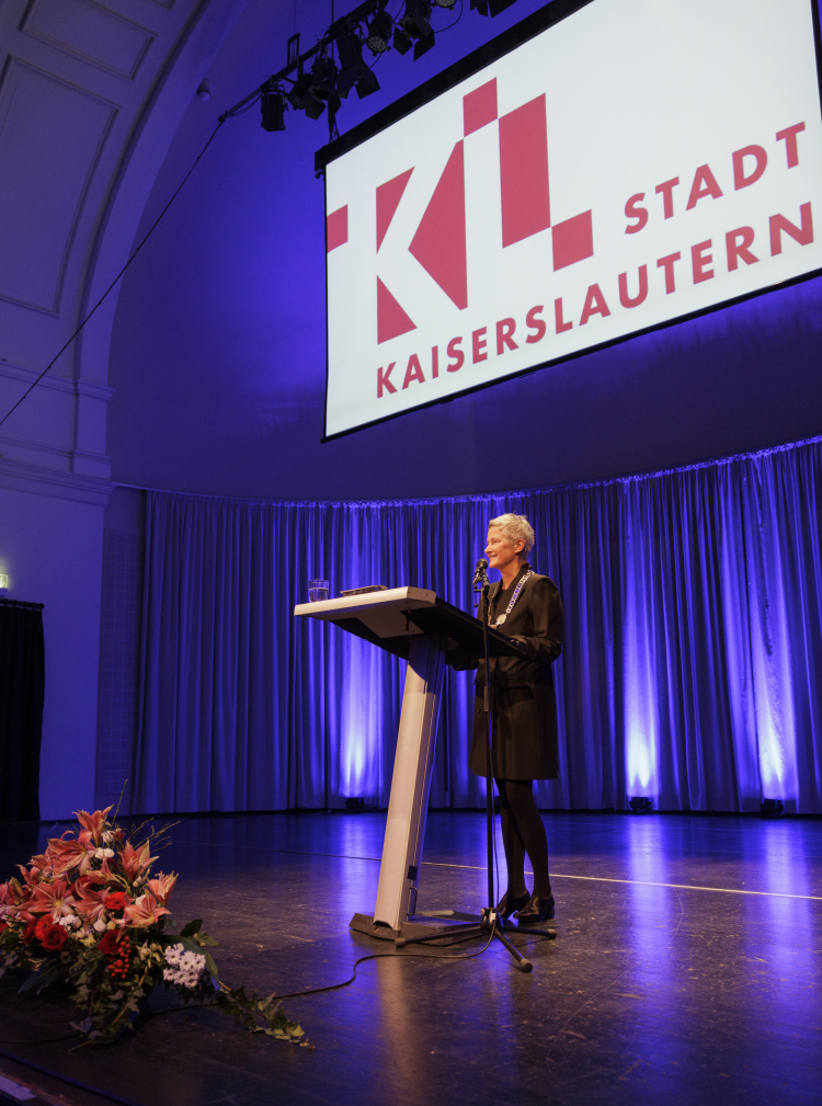 Beate Kimmel bei ihrer Neujahrsansprache auf der Bühne der Fruchthalle. © view - die agentur