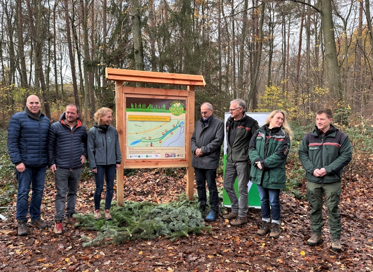 Auf dem Bild sind die Akteure rund um den Leichten Weg beim Freimachen der Wegetafel zu sehen. © Stadt Kaiserslautern