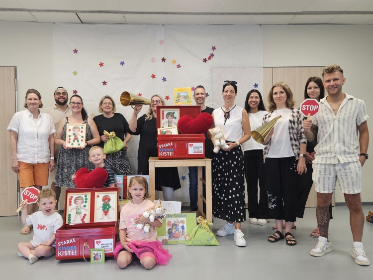 Jugenddezernentin Anja Pfeiffer (5.v.r.) sowie Vertreterinnen und Vertreter der sechs teilnehmenden Kitas begrüßen das Projekt Starke Kinder Kiste. © Stadt Kaiserslautern