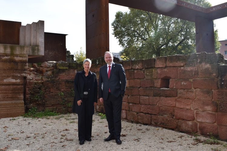 Oberbürgermeisterin Beate Kimmel und Bürgermeister Christian Litzinger vor den Mauerwerksresten der Kaiserpfalz in Kaiserslautern. © Stadt Kaiserslautern