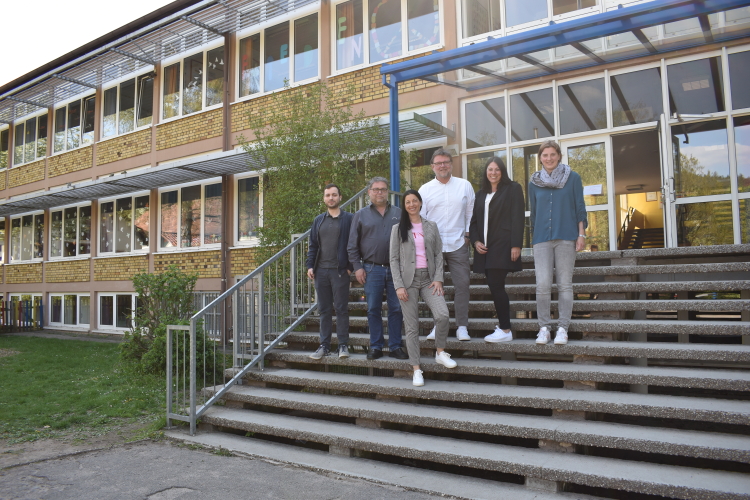 Auf dem Bild ist Anja Pfeiffer bei einem ihrer Schulbesuche zu sehen. © Stadt Kaiserslautern