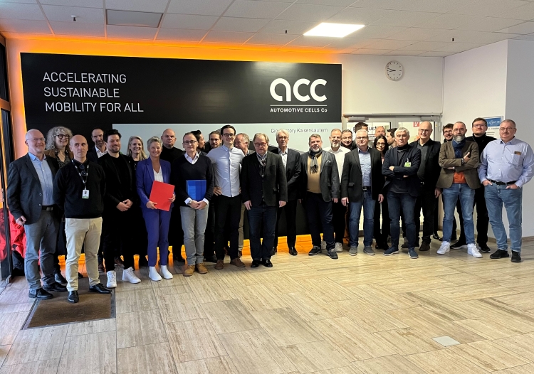 Das Foto zeigt die Management-Teams von ACC Kaiserslautern mit Project-Vice-President Kaiserslautern Peter Winternheimer, einer Delegation von Managern aus dem Project Lead von ACC France, CEO Yann Vincent sowie OB Beate Kimmel und Umweltdezernent Manuel Steinbrenner. © ACC