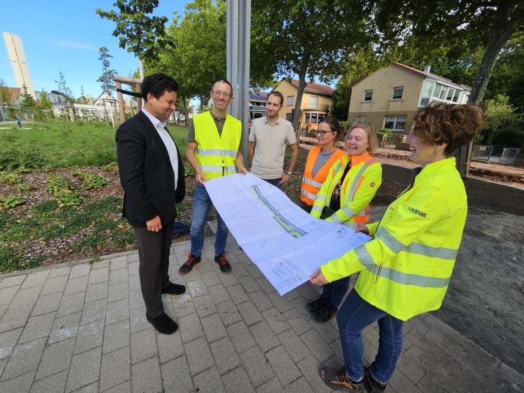 Manuel Steinbrenner im Gespräch mit den Fachleuten der Referate Stadtentwicklung, Tiefbau und Grünflächen sowie Henriette Lehmann vom Sachverständigenbüro Baum 4.
 © Stadt Kaiserslautern