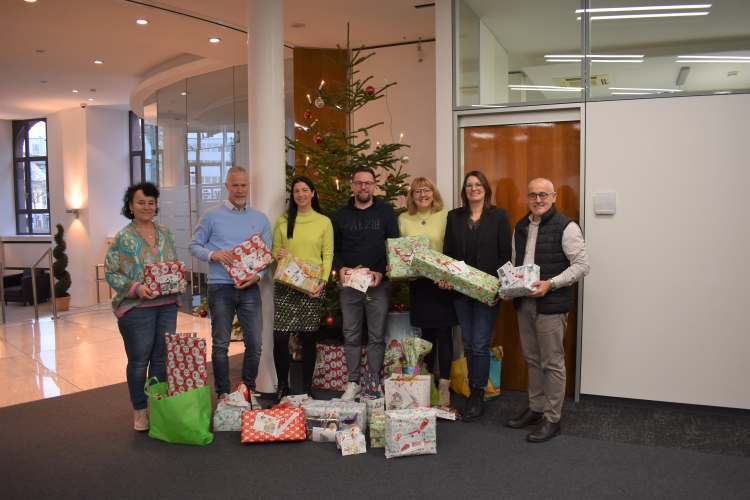 Freuen sich über viele Geschenke für bedürftige Kinder: Daniela Scheifling, Alexander Kostal, Anja Pfeiffer, Georg Weber, Stefanie Kraft, Gertrud Stahl und Ludwig Steiner. © Stadt Kaiserslautern