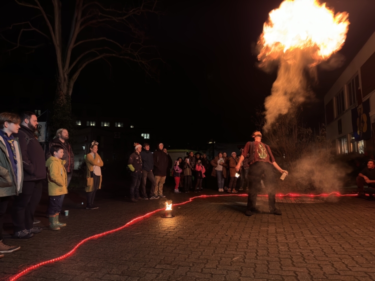 Auf dem Bild sind die Feuerspucker in Aktion zu sehen. © Stadt Kaiserslautern 	