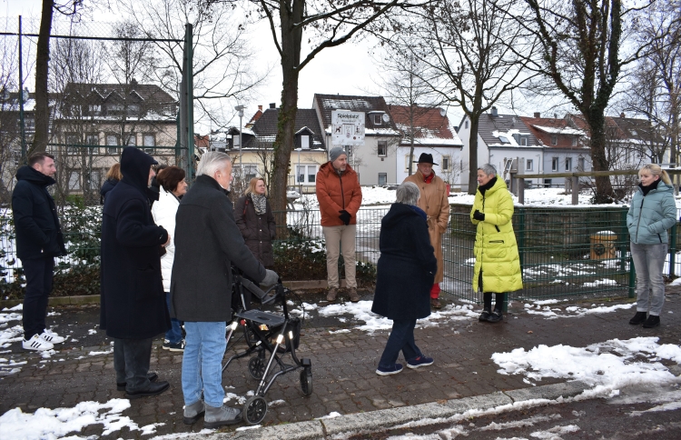 Auf dem Bild ist Bürgermeisterin Beate Kimmel bei der Stadtbegehung am Wiesenplatz zu sehen. © Stadt Kaiserslautern