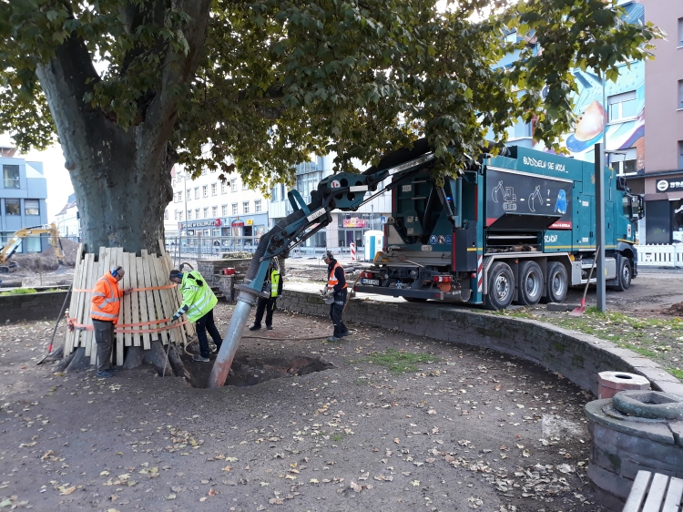 Der Saugbagger ist rund um die Stadtplatane derzeit im Einsatz. © Stadt Kaiserslautern