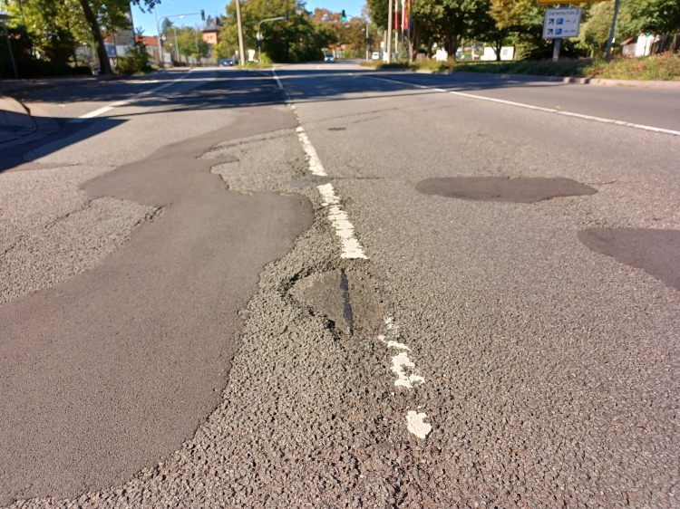 Der Straßenzustand in der Lauterstraße auf Höhe der Kammgarn ist sehr schlecht und wird ab dem 4. Oktober wieder verkehrssicher hergestellt.  © Stadt Kaiserslautern