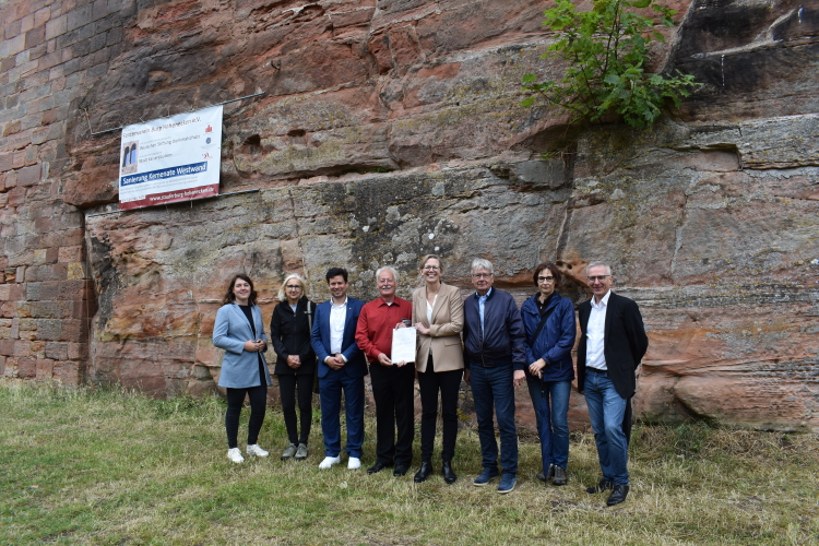 Die Gruppe der Ehrengäste mit Klaus Meckler und Staatssekretärin Schneider in der Mitte. © Stadt Kaiserslautern