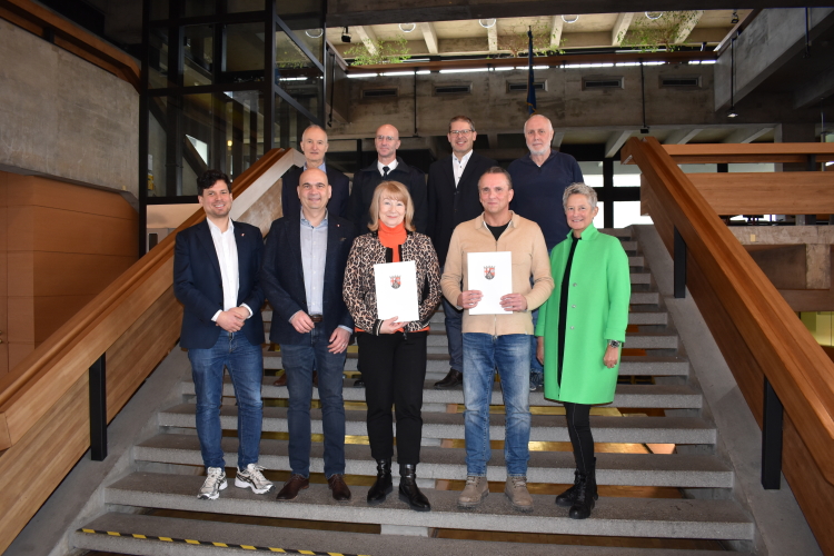 Die beiden Jubilare im Kreis ihrer Gratulantinnen und Gratulanten auf der Treppe im Rathausfoyer. © Stadt Kaiserslautern