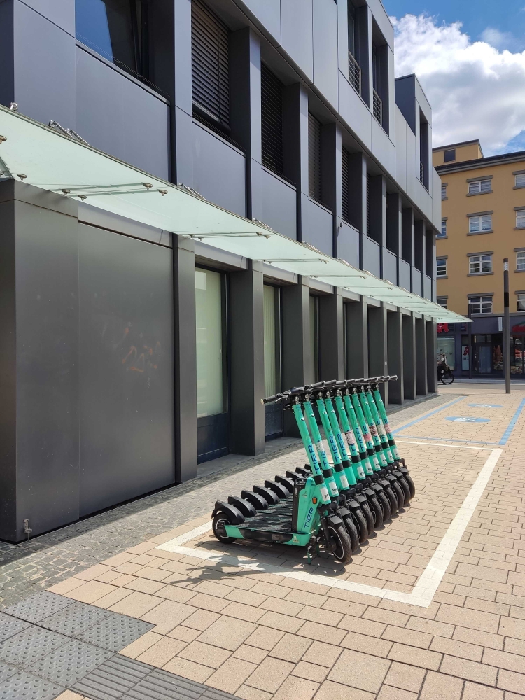 Auch neben der Tourist Information ist eine Abstellfläche für E-Scooter in der Stadtmitte markiert. © Stadt Kaiserslautern